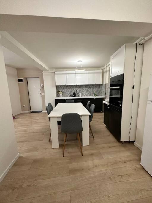 Ultracentral Luxury Apartament 티미쇼아라 외부 사진
